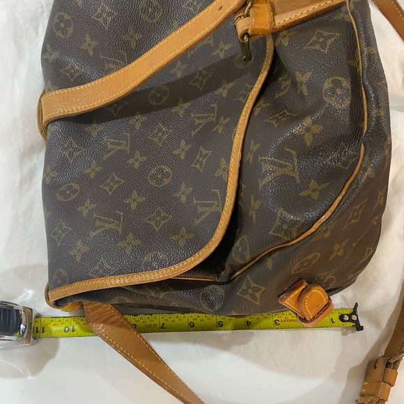 Louis Vuitton Saumer 35 Crossbody - Picture 15 of 17